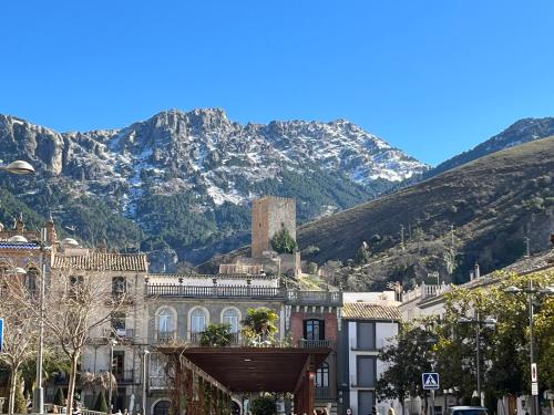 カソルラにあるCasa María Pilarの山を背景とした市街の景色