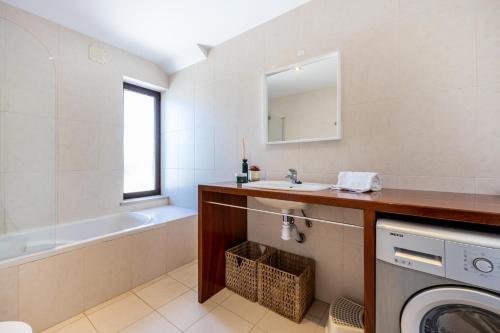 La salle de bains est pourvue d'un lavabo et d'un lave-linge. dans l'établissement Villa Botelha, à Sagres