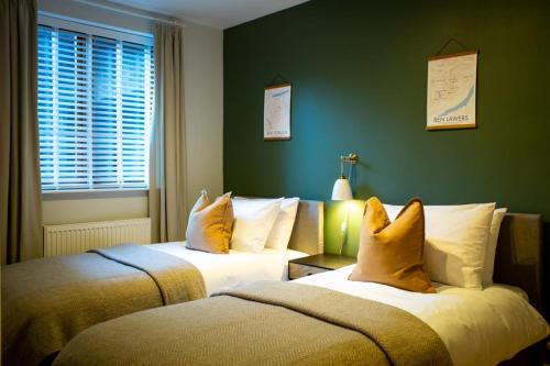 Postel nebo postele na pokoji v ubytování Stunning 2 bed flat with parking, and garden with mountain views