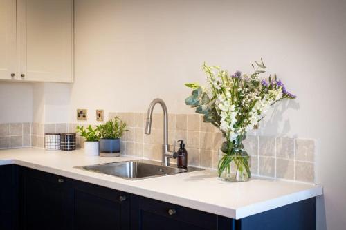 Una cocina o zona de cocina en Stunning 2 bed flat with parking, and garden with mountain views