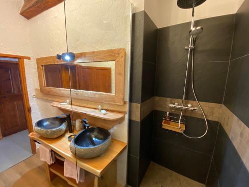 a bathroom with two sinks and a shower at Maison d’hôtes les Méans in Méolans