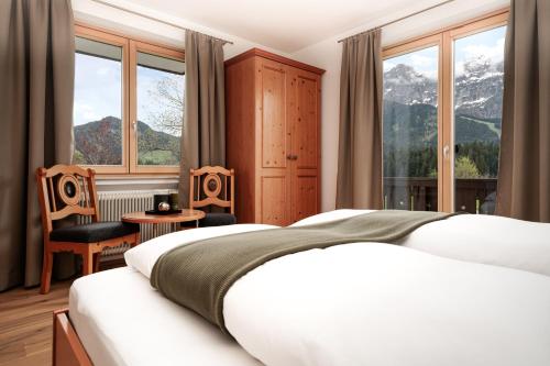 1 dormitorio con cama y ventana con vistas a las montañas en Ferienappartements Schrattengut, en Abtenau