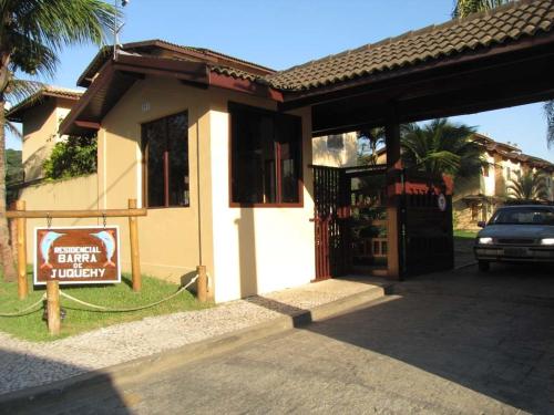 a sign in front of a building with a garage at Casa Condominio Barra de Juquehy in Juquei