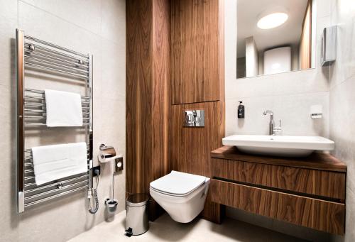 y baño con aseo y lavamanos. en Royal Village - Royal Views apartments, en Malý Slavkov