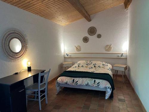 - une chambre avec un lit, un bureau, une table et une chaise dans l'établissement Maison indépendante avec piscine, à Jaujac