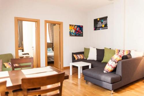 un salon avec un canapé et une table dans l'établissement City Center 2BDR apartment near Rustaveli Av., à Tbilissi