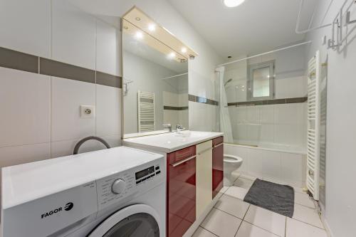 eine Waschmaschine im Bad mit Waschbecken in der Unterkunft Le beau T3 de St Jory climatisation in Saint-Jory
