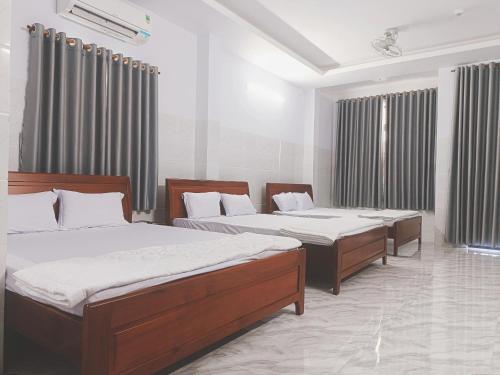 1 dormitorio con 2 camas en una habitación en KHÁCH SẠN VĂN KHANG, en Bạc Liêu
