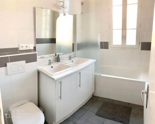 Et badeværelse på Nice spacious and bright apartment in Arcueil