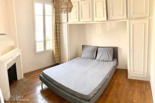 En eller flere senge i et værelse på Nice spacious and bright apartment in Arcueil