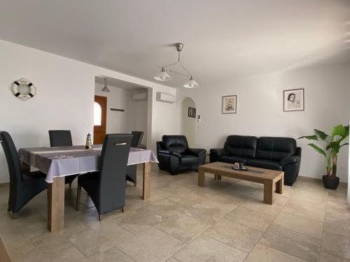 un salon avec une table, des chaises et un canapé dans l'établissement Villa Triskyl, au Muy