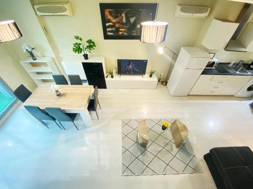 Il comprend un salon avec une table et une cuisine. dans l'établissement Madrid Norte II by Oshun Apartments, à Madrid