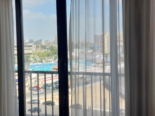 - une vue sur la ville depuis la fenêtre de la chambre dans l'établissement جامعة الدول العربية ميدان سفنكس, au Caire