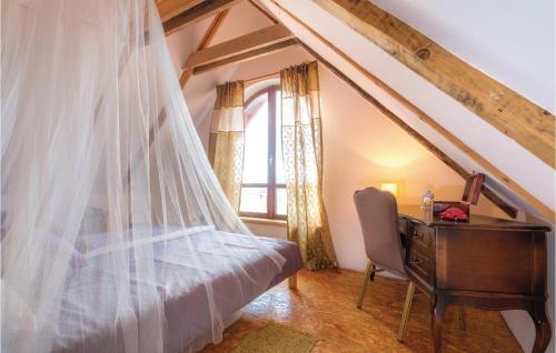 - une chambre avec un lit, un bureau et une fenêtre dans l'établissement 2 Bedroom Beautiful Home In Vrbovec, à Poljana Vrbovečka