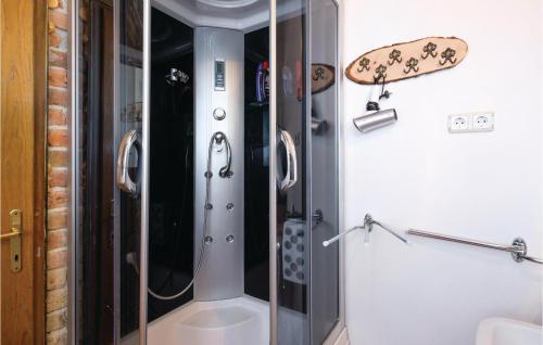 La salle de bains est pourvue d'une douche et de toilettes. dans l'établissement 2 Bedroom Beautiful Home In Vrbovec, à Poljana Vrbovečka