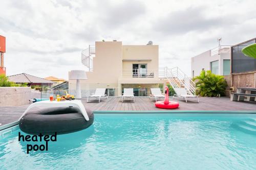 una villa con piscina riscaldata e una casa di Villa Collection Madroñal - Heated Pool BBQ XBox ad Adeje