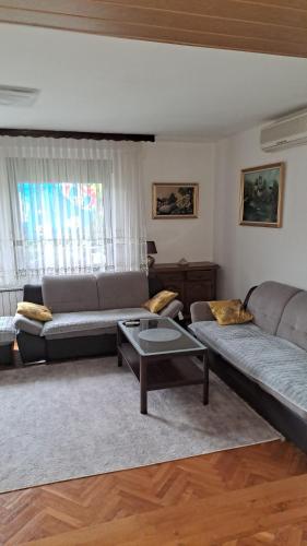 Χώρος καθιστικού στο Villa Behić