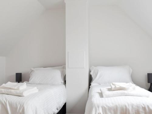 1 dormitorio con 2 camas con sábanas blancas en Roe Cottage - Uk33490, en Hadleigh