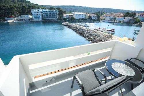 Beachfront Rooms Veli Kamik