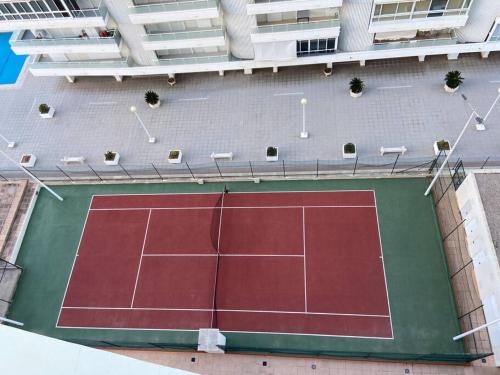 Tennis und/oder Squash in der Unterkunft Apartamento en playa de Cullera oder in der Nähe