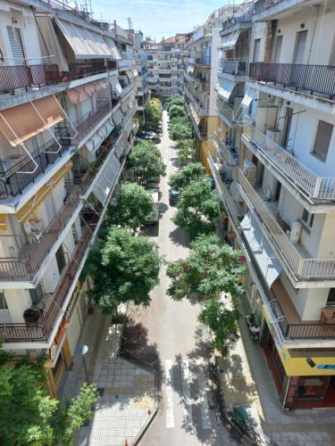 Una vista aérea de una calle de la ciudad con edificios. en Central 3 Modern Apartment with FREE parking, en Serres