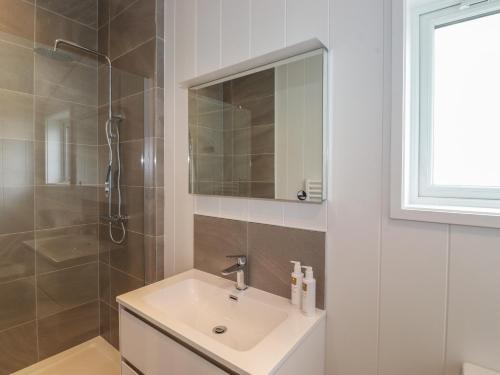 bagno con lavandino, doccia e specchio di The Brambles a Ulverston