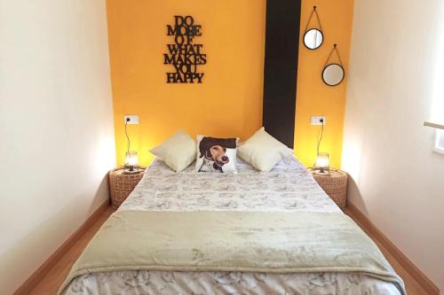 Una cama con una foto de un perro. en La casica de Sabi, en Sabiñánigo