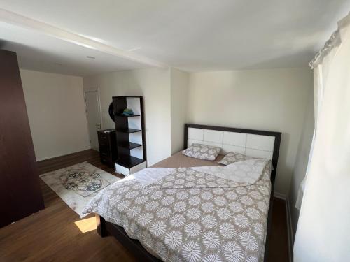 - une chambre avec un lit et une étagère dans l'établissement Flat For Rent Near The Beach, Konyaaltı, Antalya, à Antalya