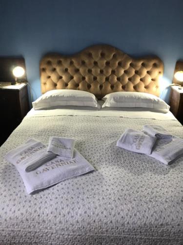 un grande letto con due asciugamani e due cuscini sopra di Casa Gavenniae a Nocciano