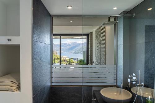 ein Badezimmer mit zwei Waschbecken und einem großen Fenster in der Unterkunft B&B Vista Lago in Como