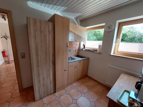 een keuken met een deur in het midden van een kamer bij Casa Kühn in Hackenheim