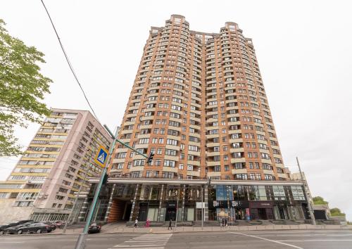 un gran edificio alto con una calle delante en Luxury Apartments Arena Guliver en Kiev