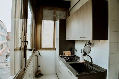 una cucina con lavandino, piano cottura e finestra di [Otranto in 10 min]-Free Parking a Maglie