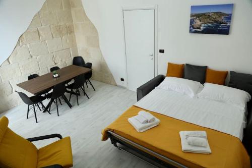 una camera con letto, tavolo e sedie di [Otranto in 10 min]-Free Parking a Maglie