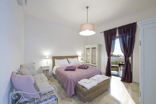 プライアーノにあるCasa La Coccinellaのベッドルーム1室(ベッド1台、椅子2脚付)