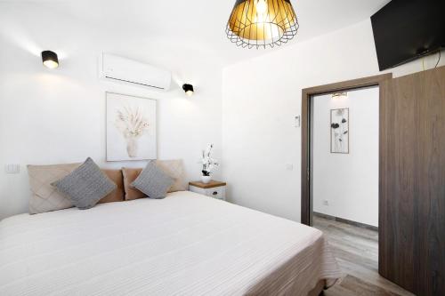a bedroom with a large white bed in a room at Villa Flora in Algoz