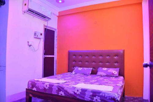 Ένα ή περισσότερα κρεβάτια σε δωμάτιο στο POP Stellars Hotel Club And Restorent