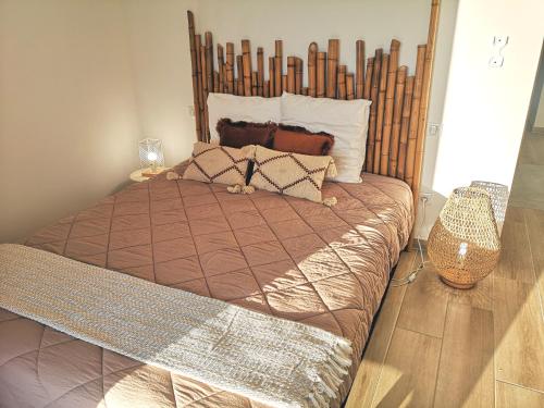 um quarto com uma cama grande e uma cabeceira em madeira em BELLA CORSICA em Ajaccio