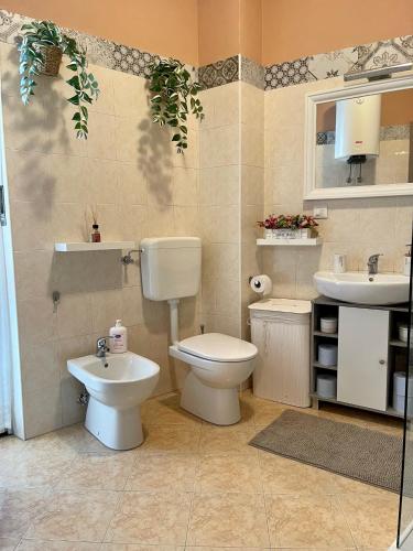 a bathroom with a toilet and a sink at Appartamento Chagall in Asti
