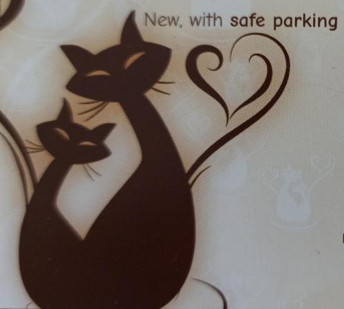 two black cats stenciled on a wall with a heart at Appartamento Taverna Gattolini Venzone in Venzone
