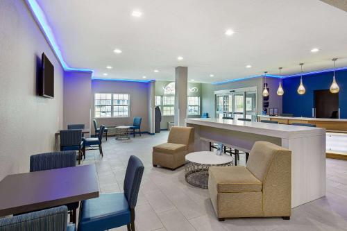 Χώρος καθιστικού στο Microtel Inn & Suites by Wyndham Manchester - Newly Renovated