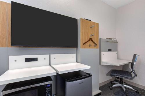 Η κουζίνα ή μικρή κουζίνα στο Microtel Inn & Suites by Wyndham Manchester - Newly Renovated