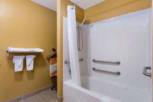 a bathroom with a shower with a tub at Quality Inn Jefferson at I-85 in Jefferson