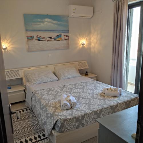 a bedroom with a bed with towels on it at Piazza Masari in Haraki