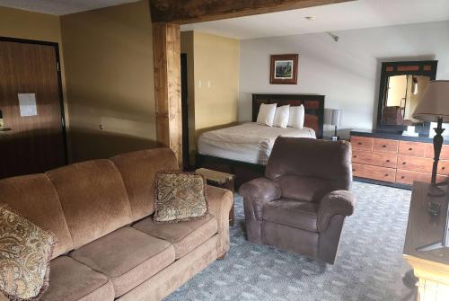 uma sala de estar com um sofá e uma cama em Governors Inn a Travelodge by Wyndham em Pierre