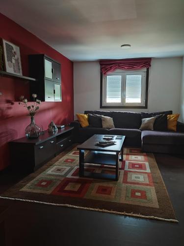 sala de estar con sofá y mesa de centro en CarreraHouses Campito, en Vigo