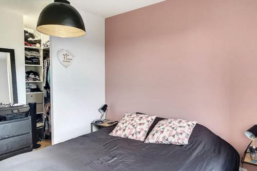 a bedroom with a bed with a lamp and a shelf at duplex en rez de jardin in Neuville-sur-Saône