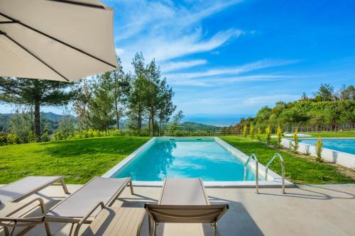 Villa con piscina y vistas al océano en Epta Villas Luxury Redefined en Agia Paraskevi