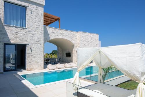 Πισίνα στο ή κοντά στο Sorin Villa, boasting Pool & Heated Whirlpool, By ThinkVilla
