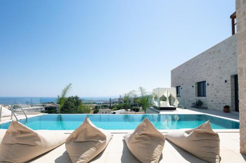 Πισίνα στο ή κοντά στο Sorin Villa, boasting Pool & Heated Whirlpool, By ThinkVilla